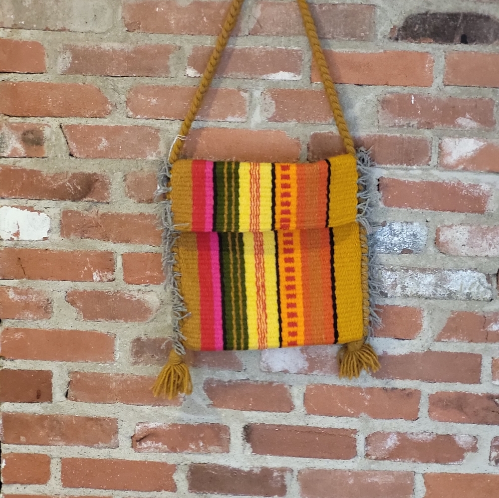 Bright woven hobo bag - Picture 2 of 7